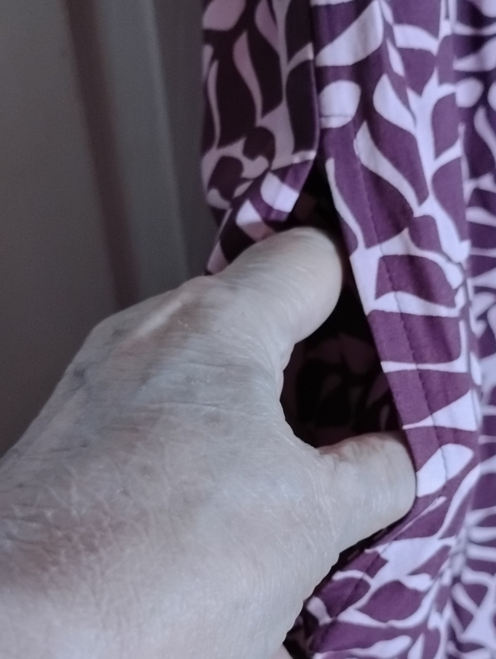 Hawaiian Leaf-Print Relaxed Maxi Dress in Mauve and Dusty Rose Blue Ginger - Picture 2 of 14